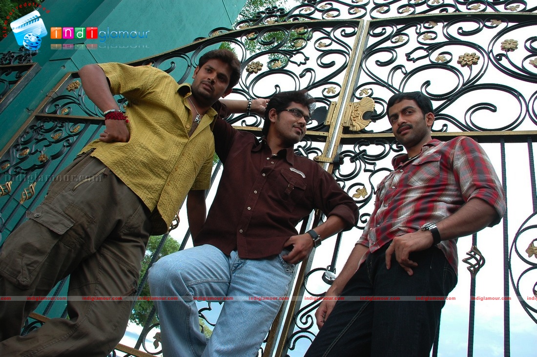 Ninaithale Inikkum Movie hd photo